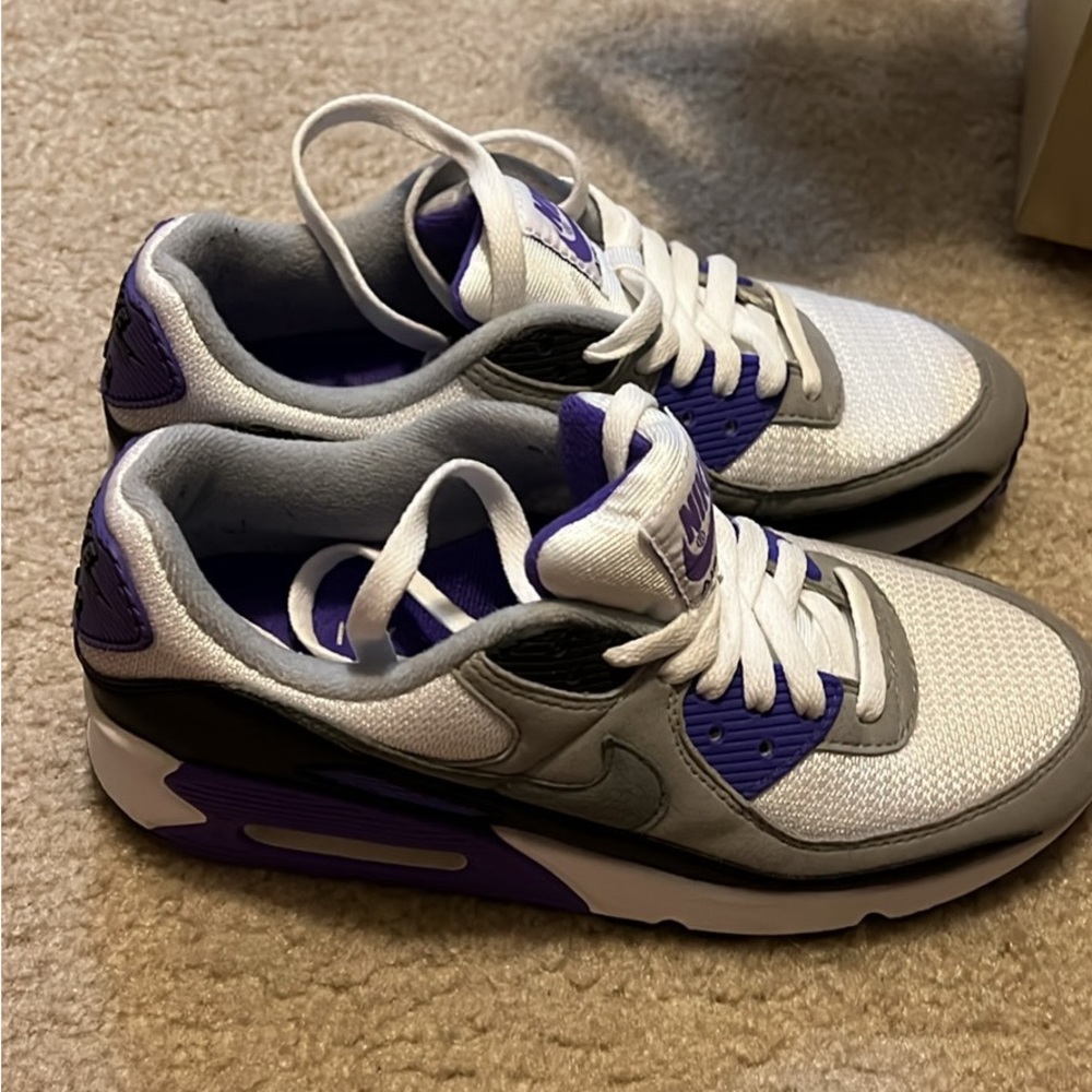 purple and white Nike Air Max size 7.5